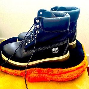 TIMBERLAND GENUINE LEATHER 10M. Excellent pre-loved condition.Unisex.
